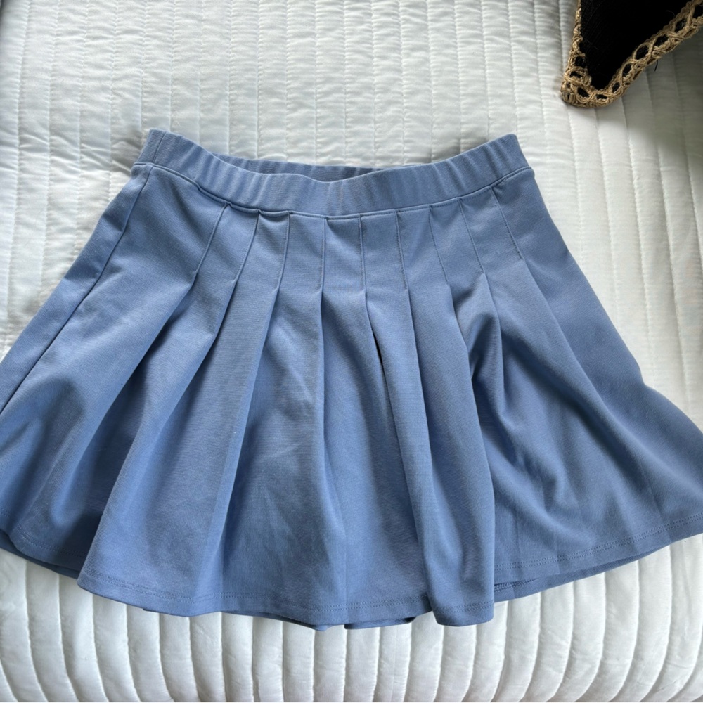 Forever 21 Girls skirt. size 13/14. includes built in shorts.